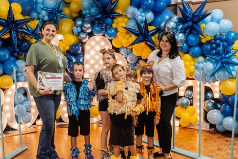 Family photo in front of a balloon backdrop